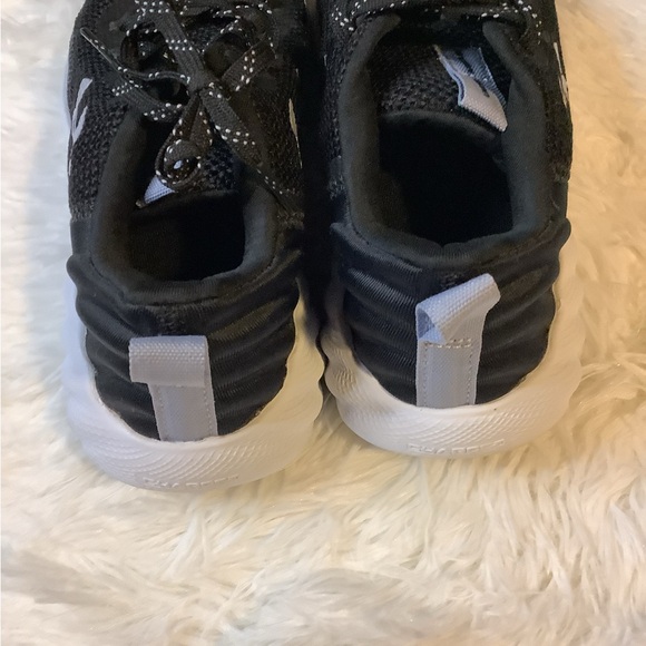 Gently worn black and silver Under Armour - Picture 4 of 7